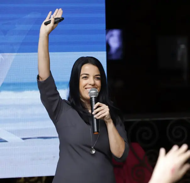 Consultora de Vendas Débora Pinho 2 Débora Pinho Consultora de Vendas