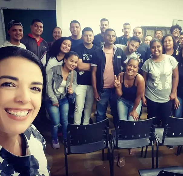 Consultora de Vendas Débora Pinho 3 Débora Pinho Consultora de Vendas